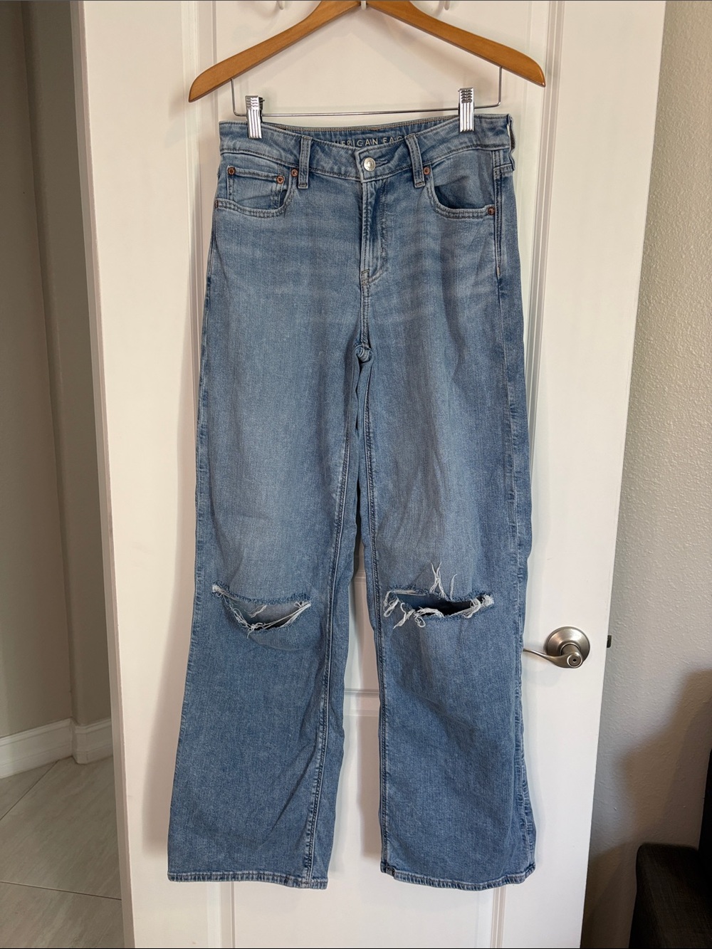 American Eagle Low Rise Baggy Wide Leg Jeans Distressed Knees Size 2 Extra Long - Picture 2 of 14